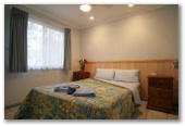 East's Ocean Shores Holiday Park - Manning Point: Main bedroom in cottage