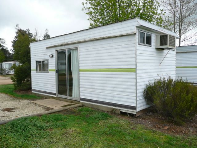 Mansfield Holiday Park - Mansfield: Budget cabin accommodation