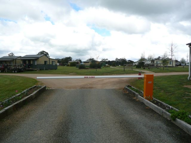 Mansfield Holiday Park - Mansfield: Secure entrance and exit