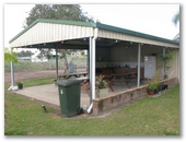 Maryborough Caravan Park - Maryborough: Camp kitchen and BBQ area