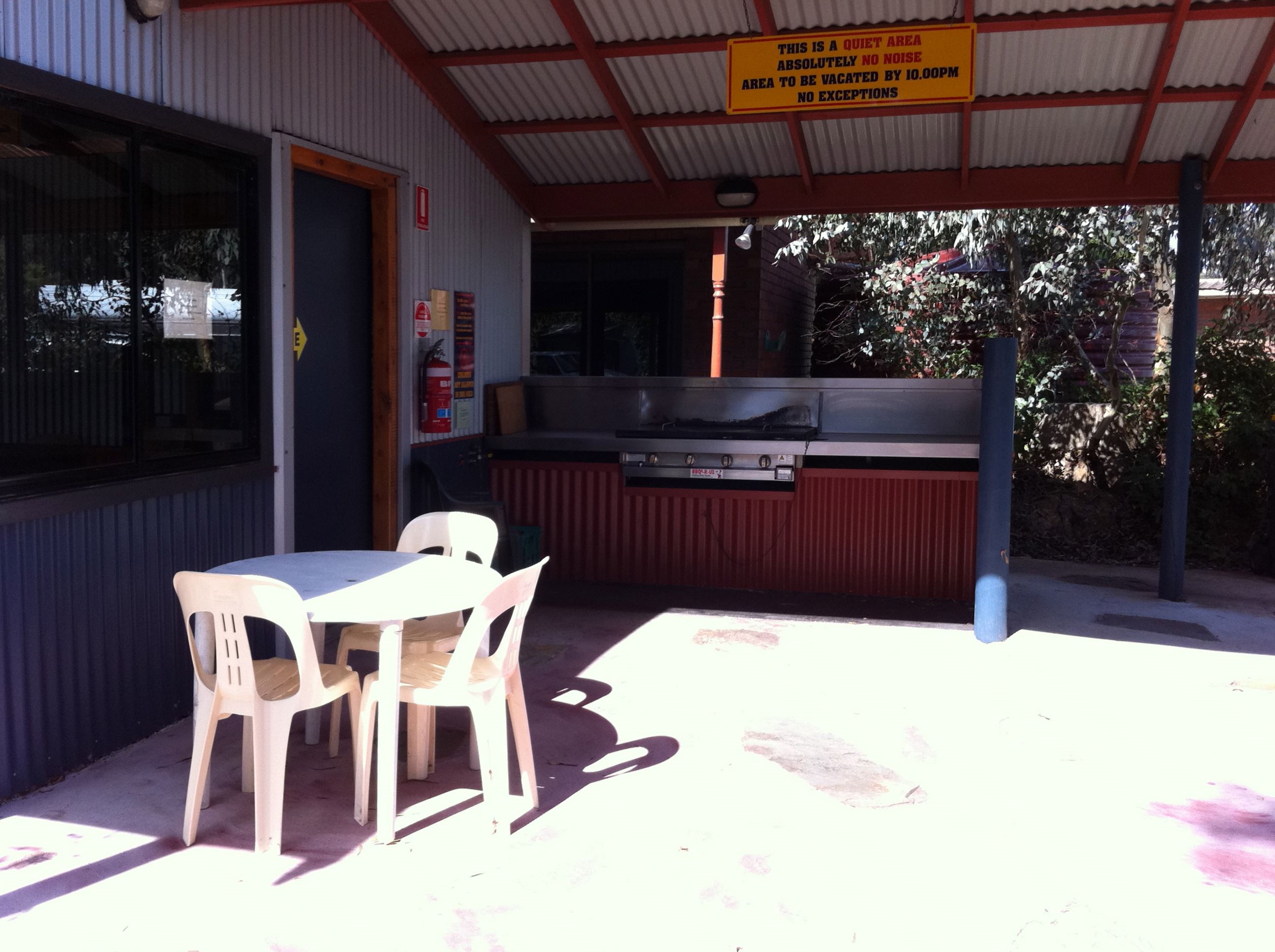 Golden Country Motel and Caravan Park - Maryborough: Camp kitchen and BBQ area