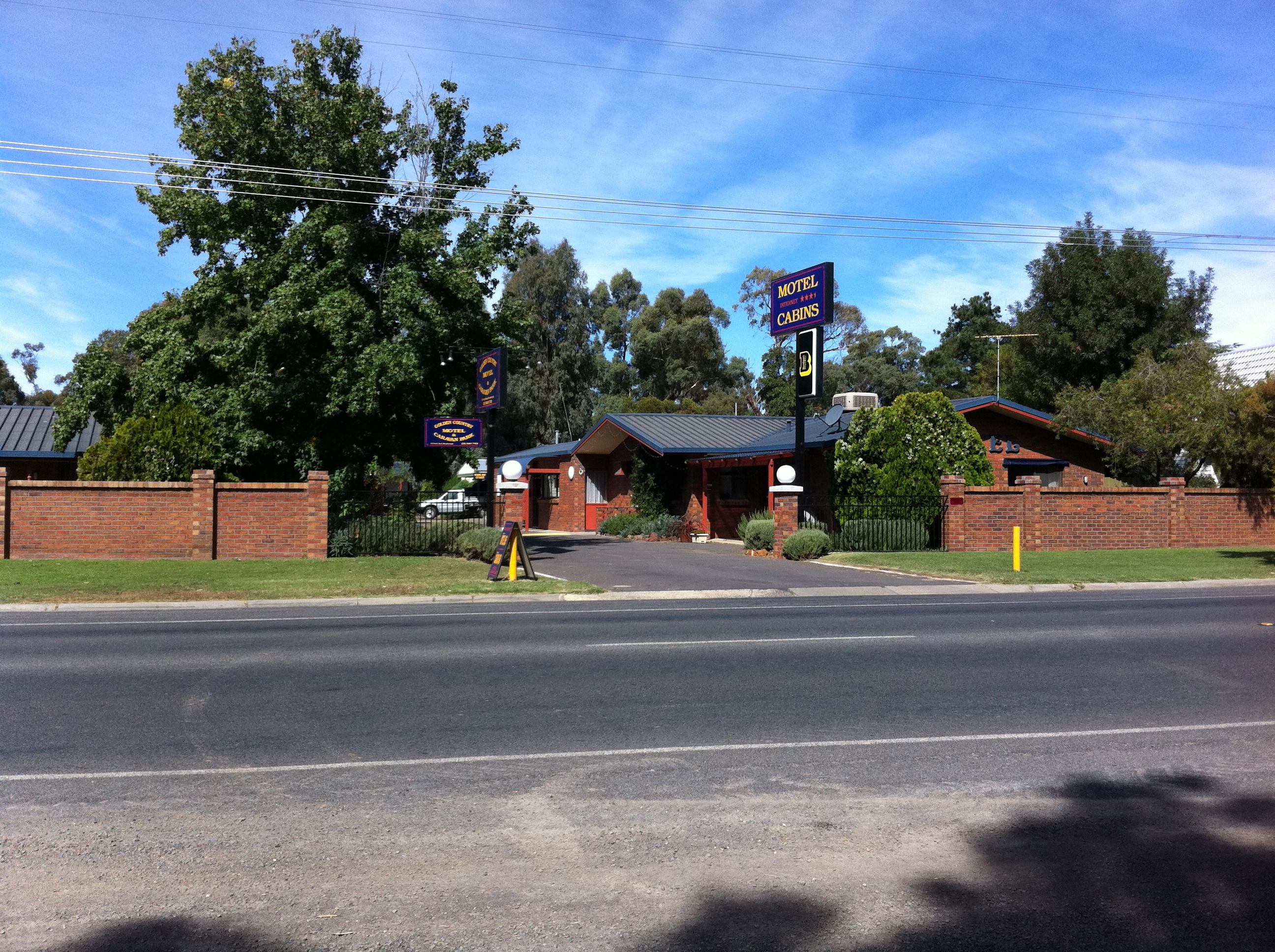 Golden Country Motel and Caravan Park - Maryborough: Park and motel entrance