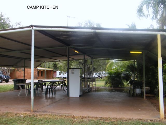 Territory Manor Caravan Park - Mataranka: Camp kitchen and BBQ area