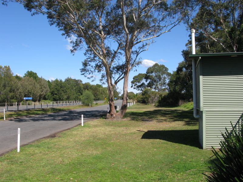 Wardell Rest Area - Meerschaum Vale: Plenty of room but no screening from highway traffic noise.