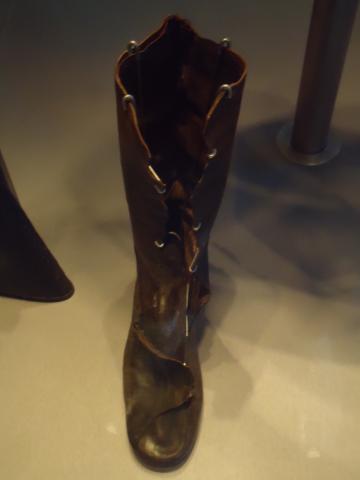 Melbourne BIG4 Holiday Park - Melbourne: Neds boot in the state Library. Ned loved these boots and when he was captured at the seige at Glenrowan, this boot was cut from his foot by a doctor so he attend a gun shot wound he had. Ned was never to walk again without a limp.