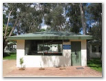 Crystal Brook Tourist Park - Doncaster East Melbourne: Camp kitchen and BBQ area