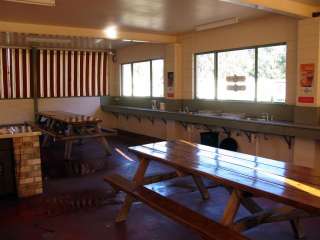 Sapphire Valley Caravan Park - Merimbula: Camp kitchen and BBQ area