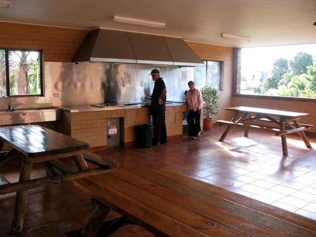 Big4 Tween Waters Tourist Park - Merimbula: Camp kitchen and BBQ area