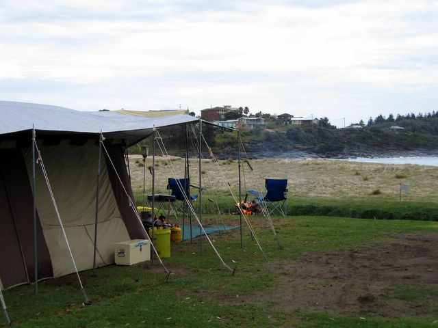 Merry Beach Caravan Resort - Kioloa: Area for tents and campers beside the beach
