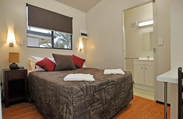 Nobby Beach Holiday Village - Miami: Main bedroom in poolside villa