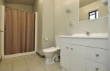 Nobby Beach Holiday Village - Miami: Bathroom in deluxe poolside villa