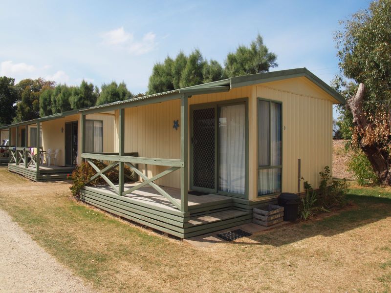 Middleton Caravan Park - Middleton: Cabin accommodation which is ideal for couples, singles and family groups. 