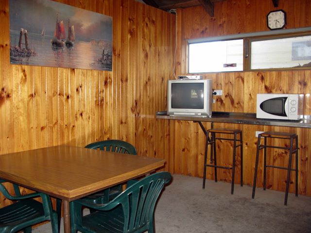 River Road Caravan Park - Mildura: Interior of camp kitchen