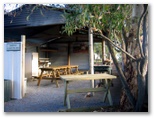 Hillview Caravan Park - Millicent: Camp kitchen and BBQ area
