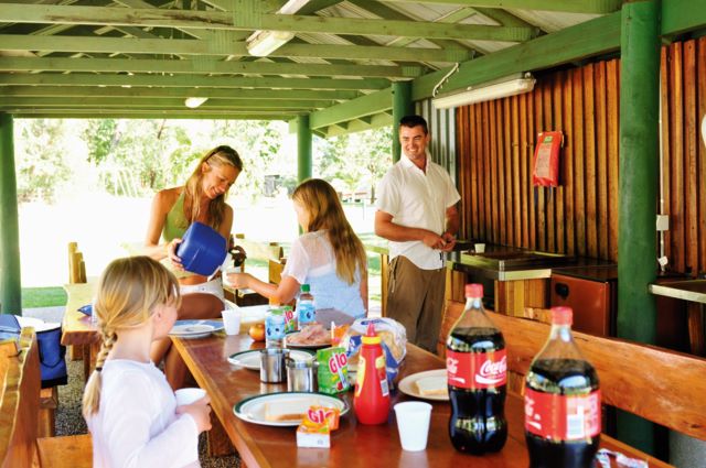 Minnie Water Holiday Park - Minnie Water: Camp kitchen and BBQ area