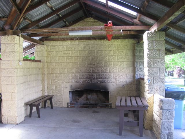 Magorra Caravan Park - Mitta Mitta: Second fireplace in the Community Rotunda