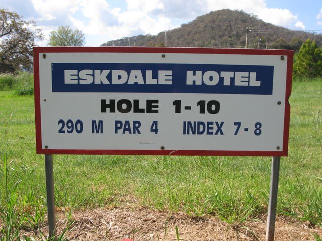 Mitta Mitta Golf Course Hole By Hole - Mitta Mitta: Hole 1 Par 4, 290 metres - Sponsored by Eskdale Hotel