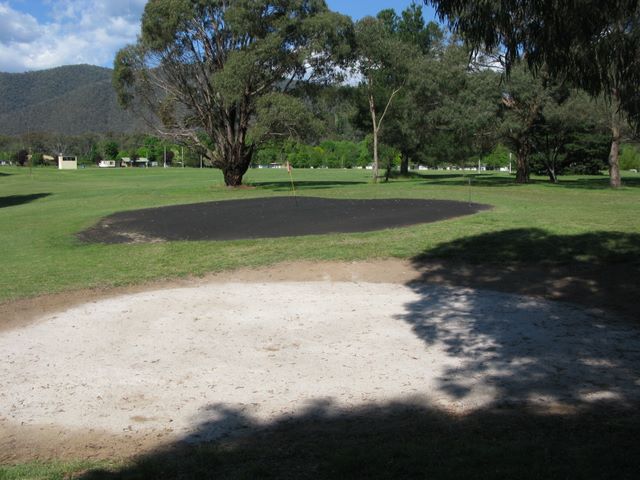 Mitta Mitta Golf Course Hole By Hole - Mitta Mitta: Green on Hole 4 with bunker.