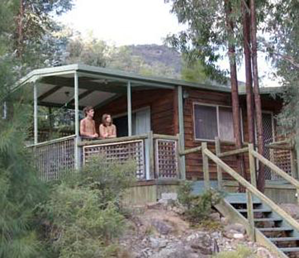 River Island Nature Retreat - Mittagong: Cabin accommodation set in natural bushland
