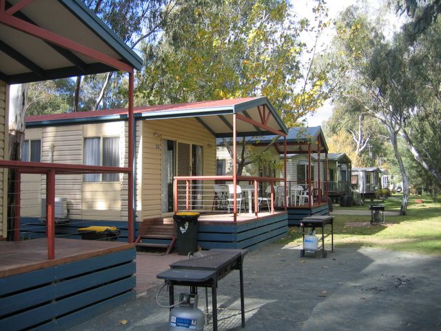 Cottonwood Holiday Park - Moama: Cottages with river views