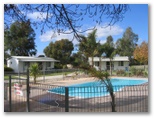 Shady River Holiday Park - Moama: Cottages with private pool area