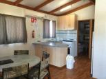 Acacia Gardens Caravan Park - Mooroopna: Modern kitchen and dining room