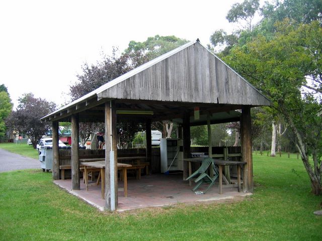 Lake Macquarie Village & Caravan Park - Morisset: Camp kitchen and BBQ area