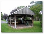 Lake Macquarie Village & Caravan Park - Morisset: Camp kitchen and BBQ area
