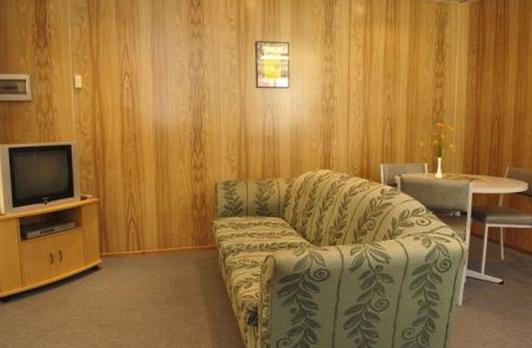 Discover Holiday Parks - Mornington Hobart - Mornington: Lounge room in Superior Spa Cottage