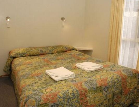 Discover Holiday Parks - Mornington Hobart - Mornington: Main bedroom in Superior Spa Cottage