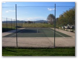River Breeze Tourist Park - Moruya: Tennis court