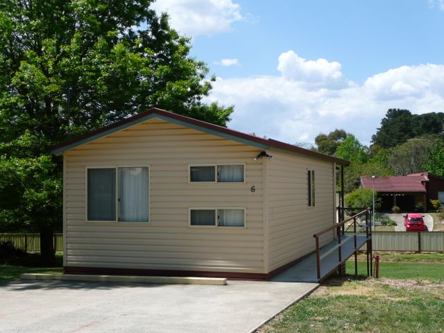 Moss Vale Village Caravan Park - Moss Vale: Cottage accommodation ideal for families, couples and singles