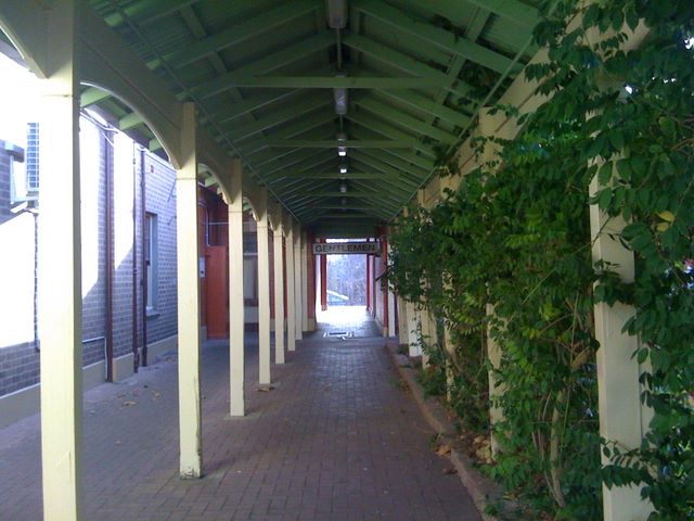 Moss Vale Railway Station - Moss Vale: Walkway at Moss Vale Railway Station
