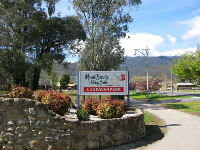 Mount Beauty Holiday Centre and Caravan Park - Mount Beauty: Mount Beauty Holiday Centre and Caravan Park welcome sign.