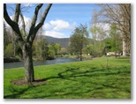 Mount Beauty Holiday Centre and Caravan Park - Mount Beauty: Delightful river beside the park