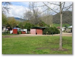 Mount Beauty Holiday Centre and Caravan Park - Mount Beauty: Amenities block and laundry