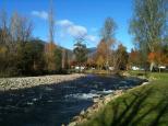 Mount Beauty Holiday Centre and Caravan Park - Mount Beauty: Kiewa River at the caravan park