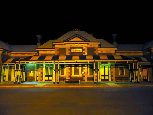 Mudgee Tourist & Van Resort - Mudgee: Mudgee Railway Station at night