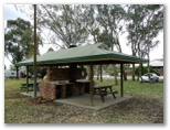 Mudgee Tourist & Van Resort - Mudgee: Camp kitchen and BBQ area