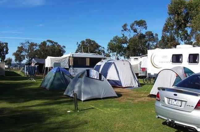 BIG4 Yarrawonga-Mulwala Lakeside Holiday Park - Mulwala: The park has lots of space and you can see the Lakeside in the distance.