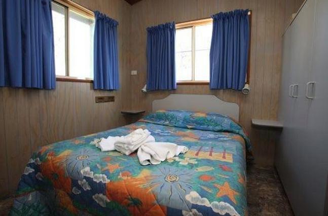 BIG4 Yarrawonga-Mulwala Lakeside Holiday Park - Mulwala: Main bedroom in Family Cabin