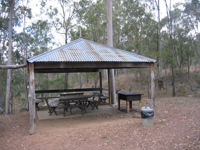 Barambah Bush Caravan Park - Murgon: Camp kitchen and BBQ area