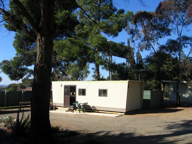 Princes Highway Caravan Park - Murray Bridge: Cottage accommodation ideal for families, couples and singles