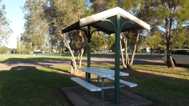 Wilson Memorial Park Campground - Murrurundi: Sheltered picnic table