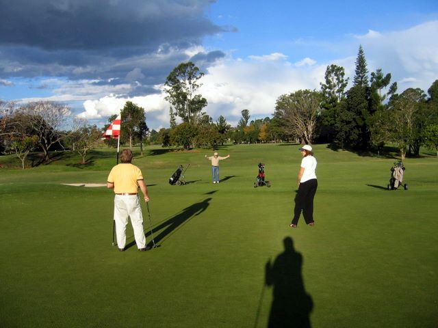 Murwillumbah Golf Club - Murwillumbah: Murwillumbah Golf Club Green on Hole 7 - David sinks a long putt