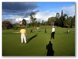 Murwillumbah Golf Club - Murwillumbah: Murwillumbah Golf Club Green on Hole 7 - David sinks a long putt