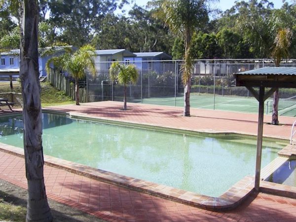Myola Tourist Park - Myola: Swimming pool and tennis courts.