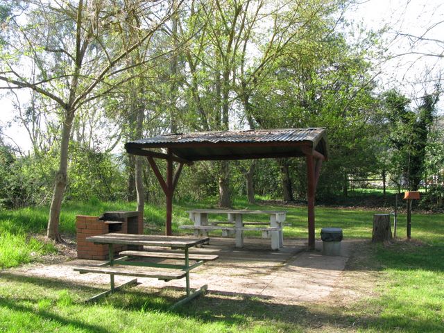 Arderns Caravan Park - Myrtleford: Sheltered outdoor BBQ