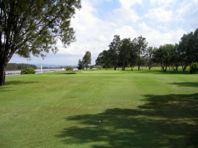 Nambucca Heads Island Golf Course - Nambucca Heads: Approach to the Green on Hole 1