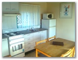 North Coast Holiday Parks Nambucca Headland - Nambucca Heads: Kitchen and dining area in the cabin